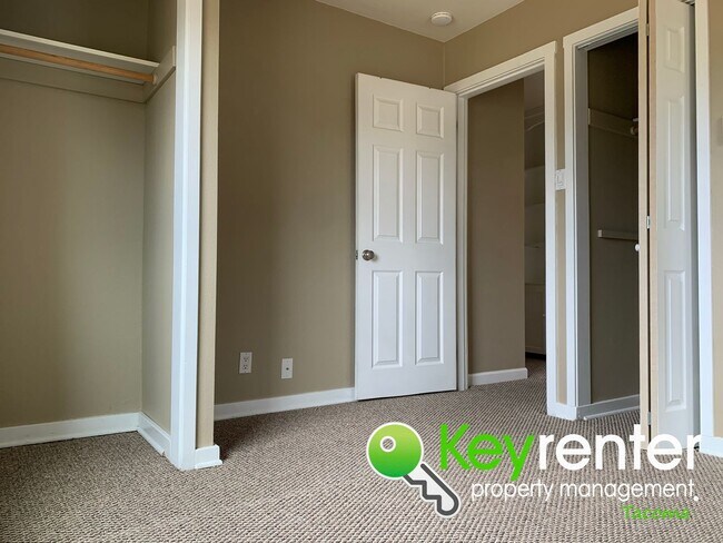 Building Photo - Centrally located Cozy Rambler in Tacoma!