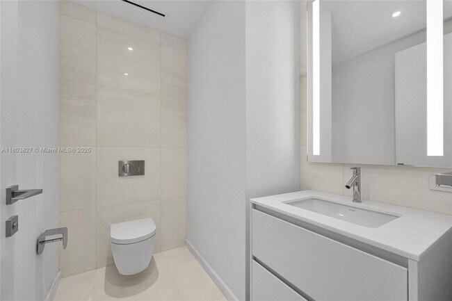 Building Photo - 300 Biscayne Blvd Way