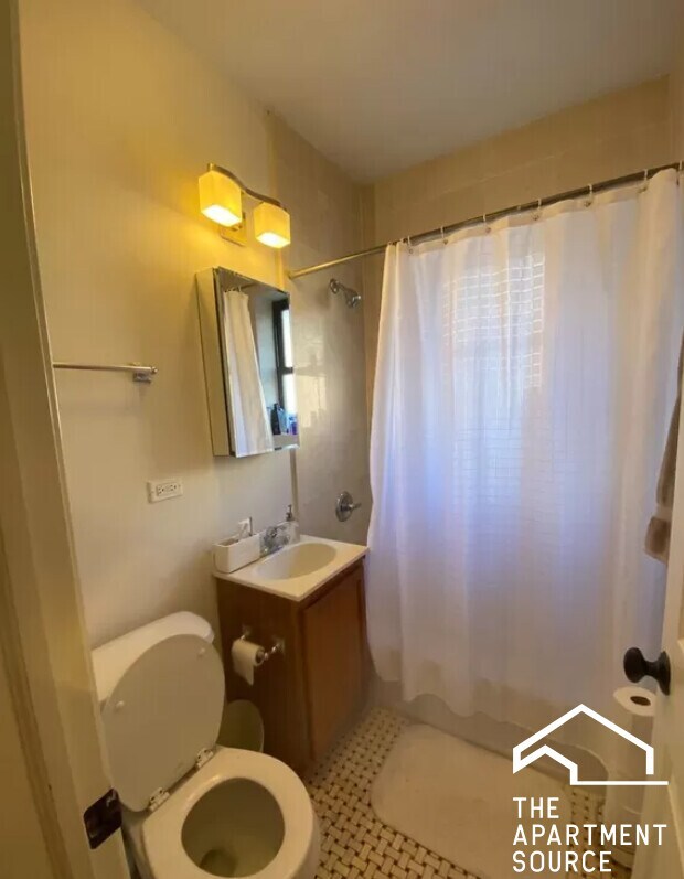 Building Photo - 3433 N Lakewood Ave