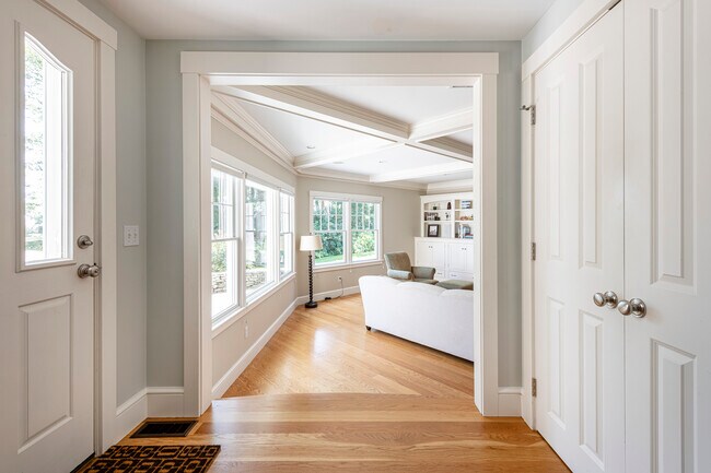 Building Photo - 2 Oak Knoll Rd