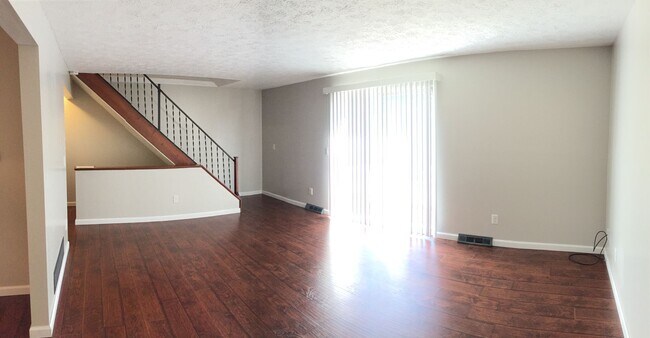 Building Photo - 2 Bedroom Shaler Townhouse with Garage