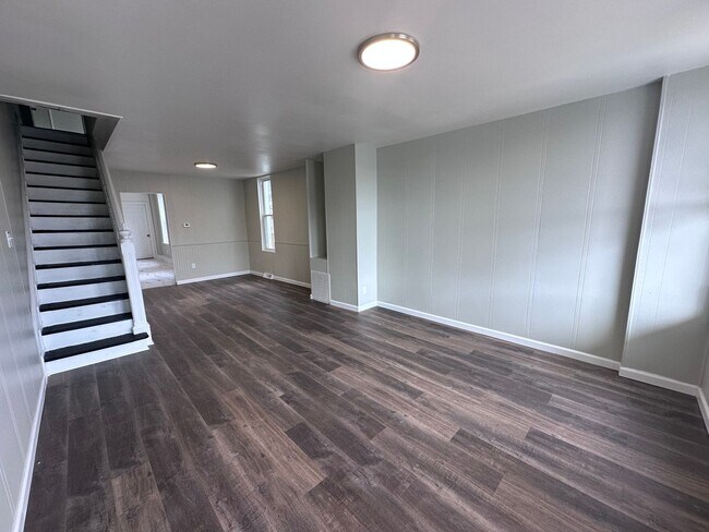 Building Photo - Large 3 bedroom 1 bath house for rent with small yard