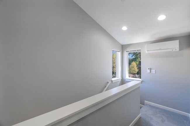 Building Photo - 2bd/2.5ba Seattle Townhome