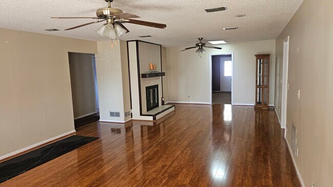 Building Photo - 2620 Moody Ave