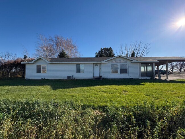 Building Photo - Country LIving