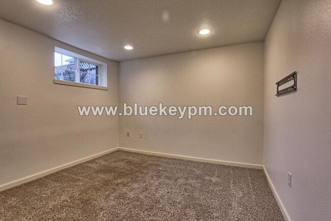 Building Photo - 3 Bed, 2 Bath Cottage in Uptown Vancouver with 2 Bedrooms on Main, Home Office and Bonus Room