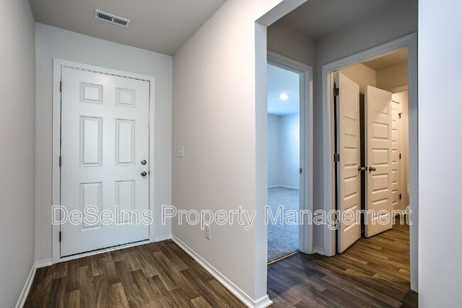 Building Photo - 2206 Yearling Dr