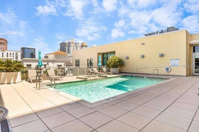 Building Photo - 400 4th Ave S