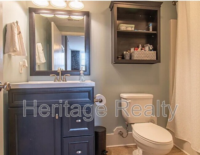 Building Photo - 140 E Glenwood Ave