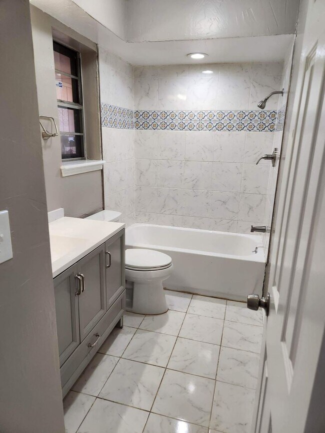 Building Photo - Charming 5 Bedroom Rent to Own Home!!