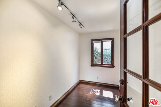 Building Photo - 921 26th St