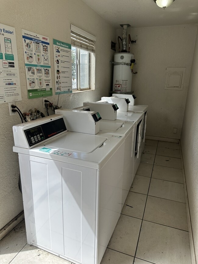 Building Photo - Riverbank 3 Bedroom 2 Bath Fourplex with G...