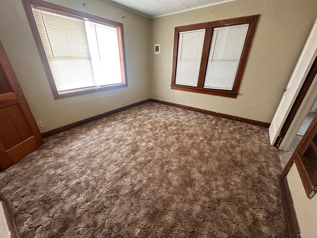 Building Photo - 2 bedroom and 1 bath home