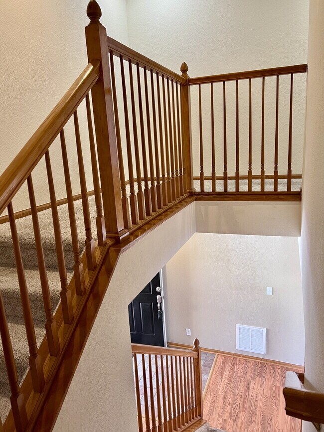 Building Photo - Beautiful 3 Bed/2.5 Bath End Unit Two-Level Townhome! Wonderful Deck off Living Room with backyar...