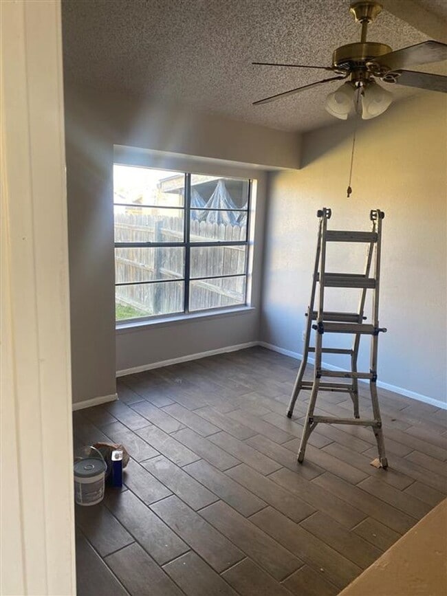 Building Photo - Large 3 bed 2 bath duplex