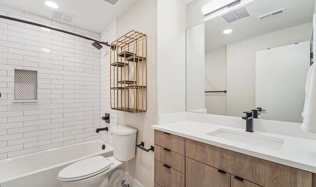 Building Photo - 2870 Tremont Pl