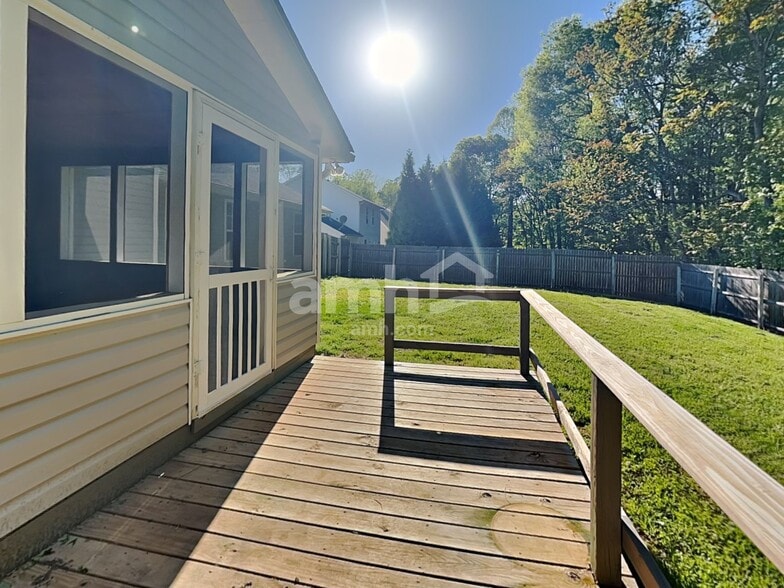 Building Photo - 555 Whistling Swan Dr