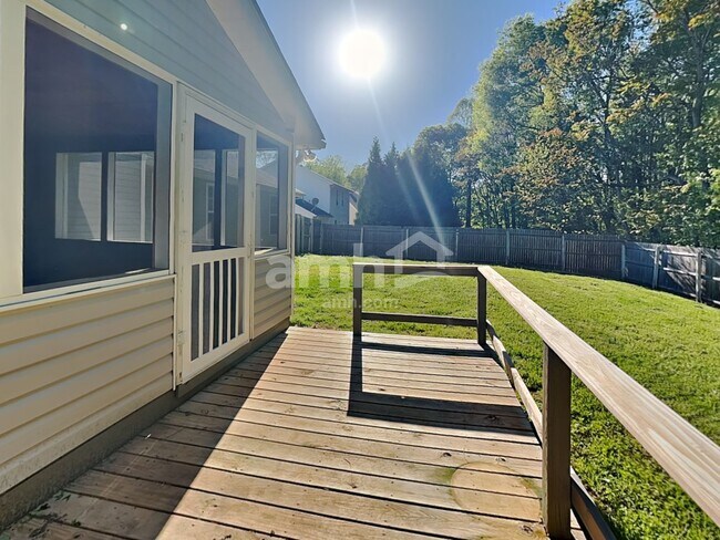 Building Photo - 555 Whistling Swan Dr