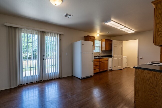 Building Photo - Cozy 2 Bedroom 2 Bathroom Townhome in Wagoner