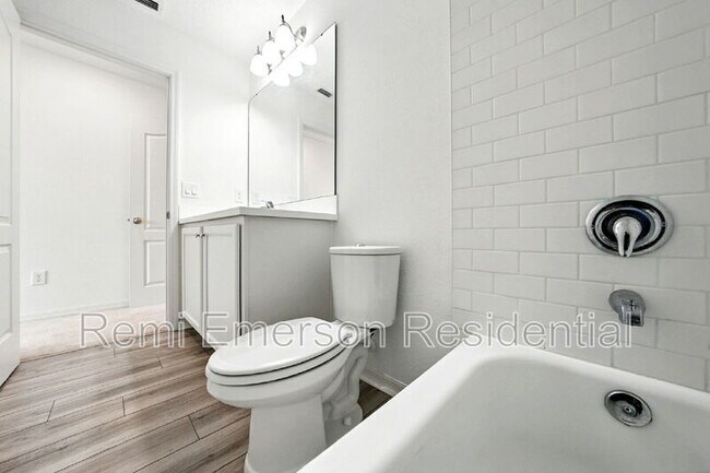 Building Photo - 700 Benoi Dr