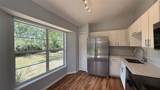 Building Photo - 310 Sunvista Ct