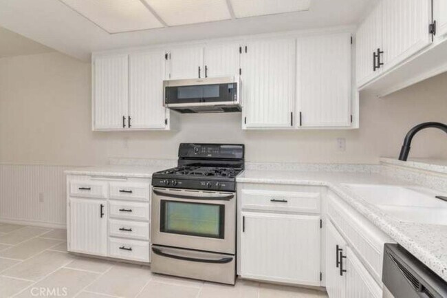 Building Photo - 616 S Santa Fe St