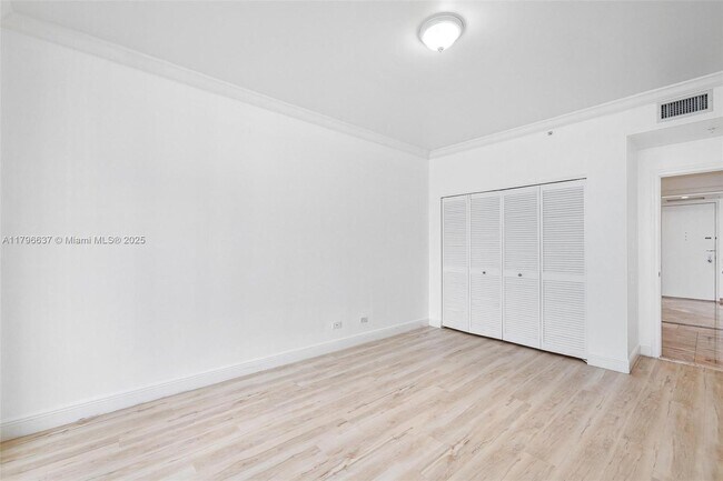 Building Photo - 888 Brickell Key Dr