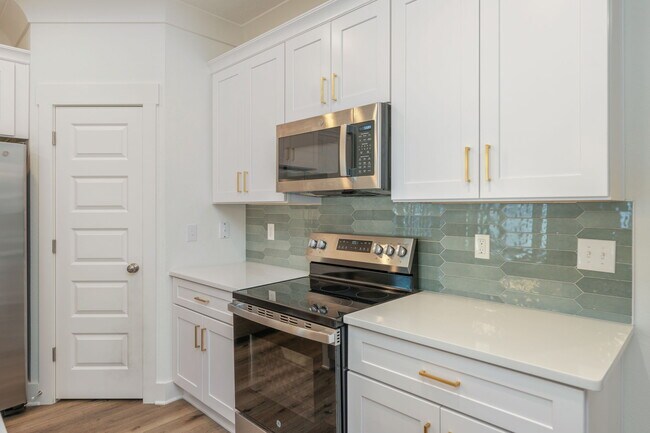 Building Photo - 807A Cedar Ave S