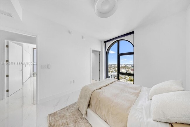 Building Photo - 700 NE 24th St