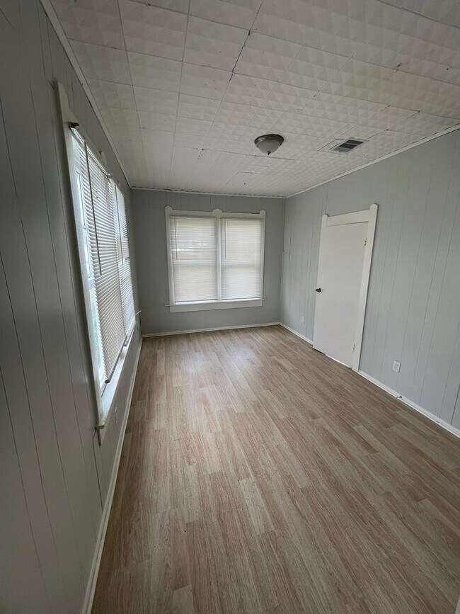 Building Photo - 1107 Avenue A