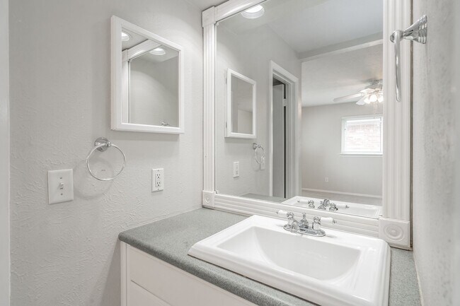 Building Photo - 1300 Potomac Dr