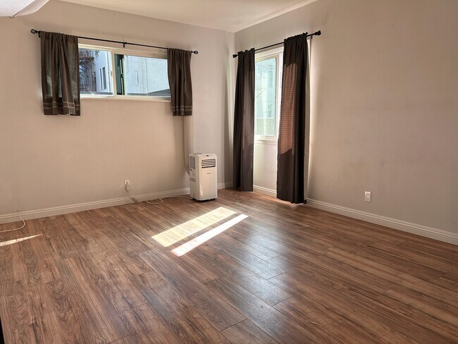 Building Photo - 6128 De Longpre Ave