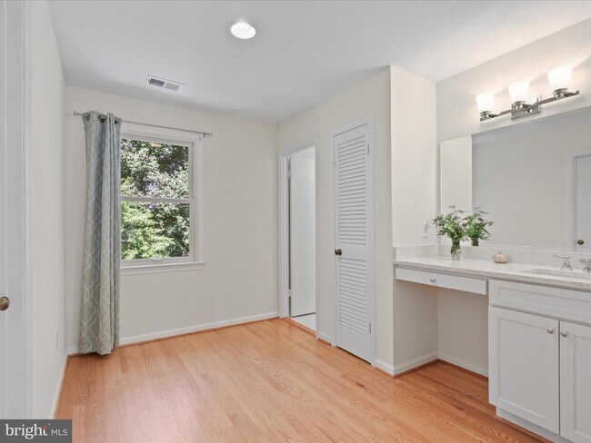 Building Photo - 9715 Ceralene Dr