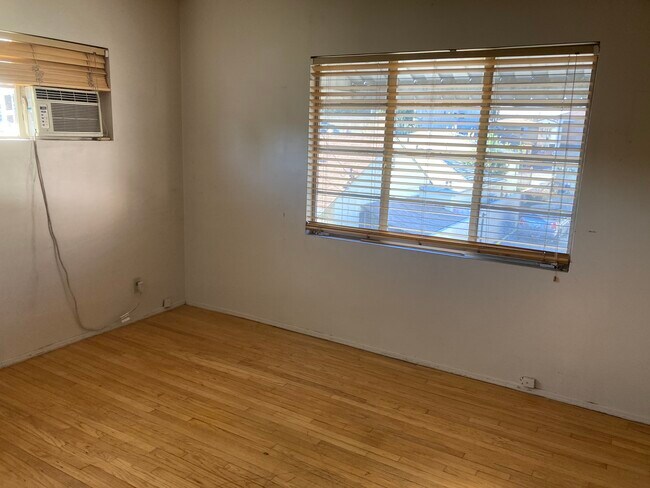 Building Photo - 1037 E Spazier Ave