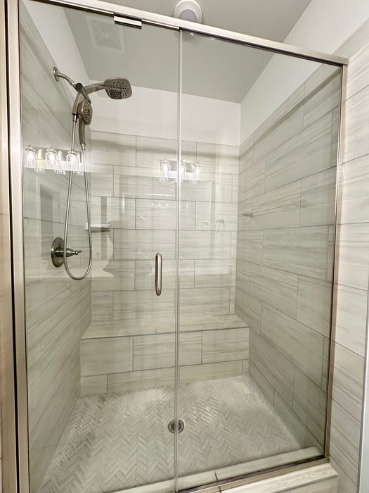 Building Photo - SPACIOUS TOWNHOME