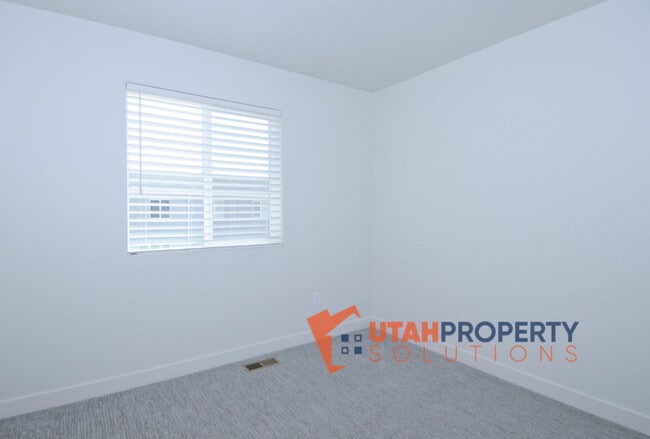 Building Photo - 1042 W 430 S