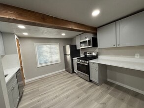 Building Photo - Holladay One Bedroom; 700 sq ft; Remodeled