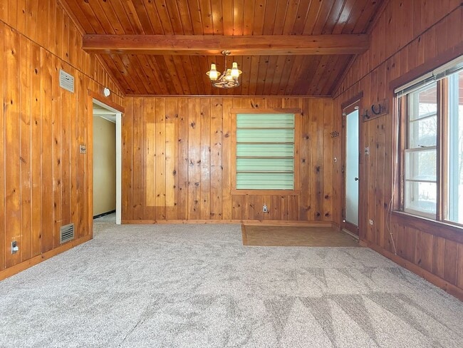 Building Photo - 3 bed/ 1 bath Single Family Home on Coffeen!