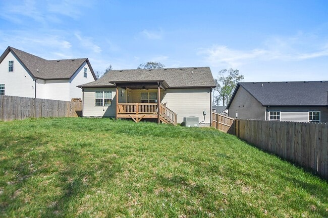 Building Photo - Pet Friendly Three Bedroom!