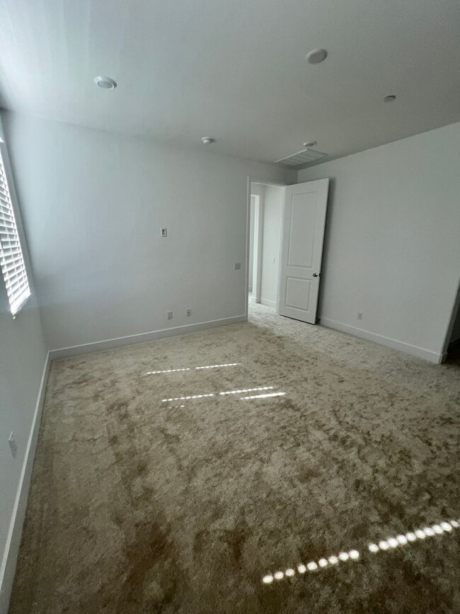 Building Photo - Camarillo - Brand New 4 bedroom, 3.5 home in