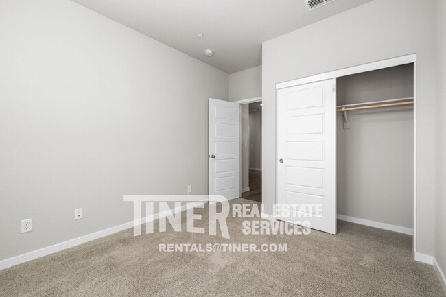 Building Photo - 4224 Roanne Wy