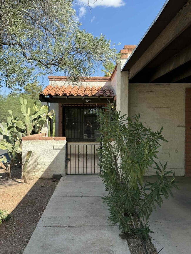 Primary Photo - 4145 N Via Villas