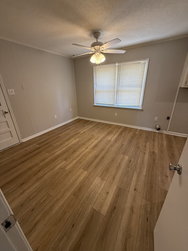 Building Photo - 8230 Elmbrook Dr