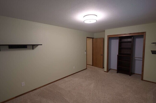 Building Photo - Single level, 3+ bed 3 bath, 2,932 sf home on 1.23 acres in Sequim