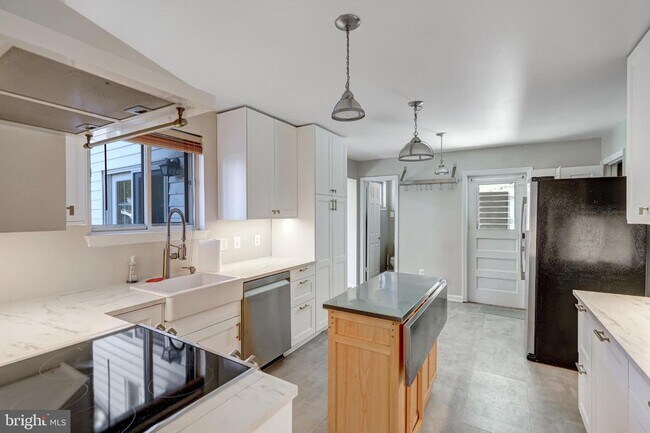 Building Photo - 5609 Rolling Rd