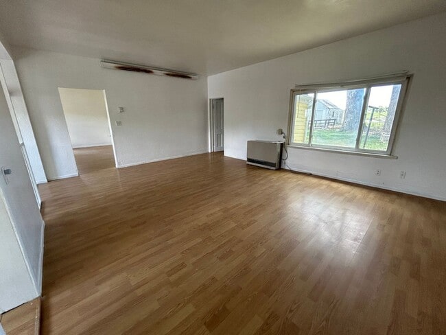 Building Photo - 2 Bed 1 Bath Large House with Fenced Yard and Washer Dryer Hookups