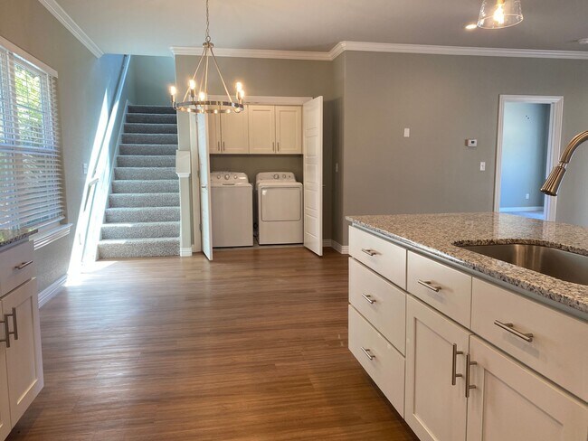 Building Photo - 2021 N Penelope Ln