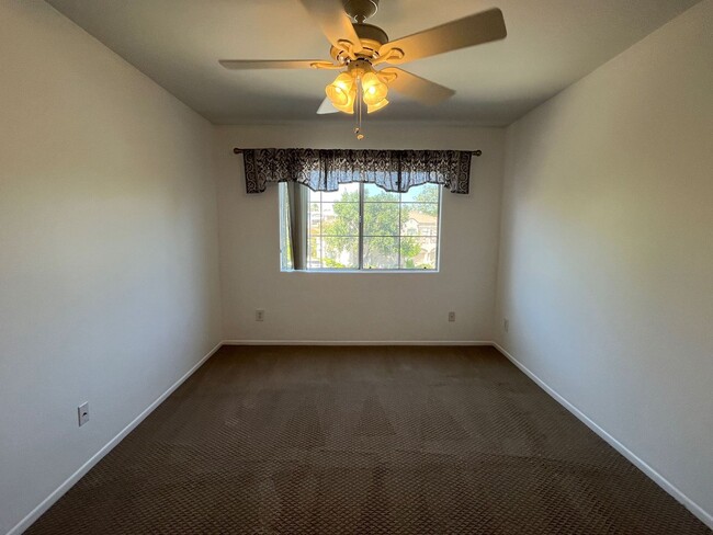 Building Photo - MOVE-IN READY 3BR w/loft, family room + du...