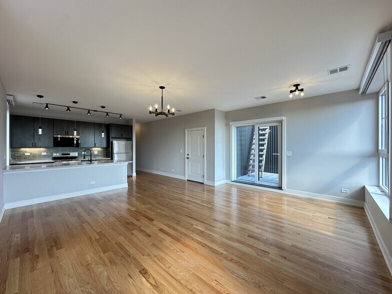 Building Photo - 2100 W 18th Pl