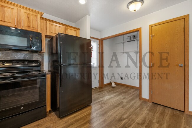 Building Photo - 305 S Elm St